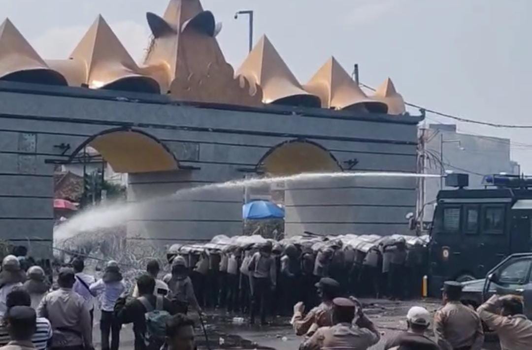 Demo Petani Singkong Berujung Ricuh! Lemparan Batu Dibalas Water Canon dan Gas Air Mata