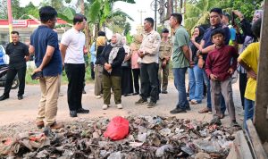 Tinjau Jalan Rusak di Hajimena, Bupati Egi: Tahun Ini Kita Perbaiki