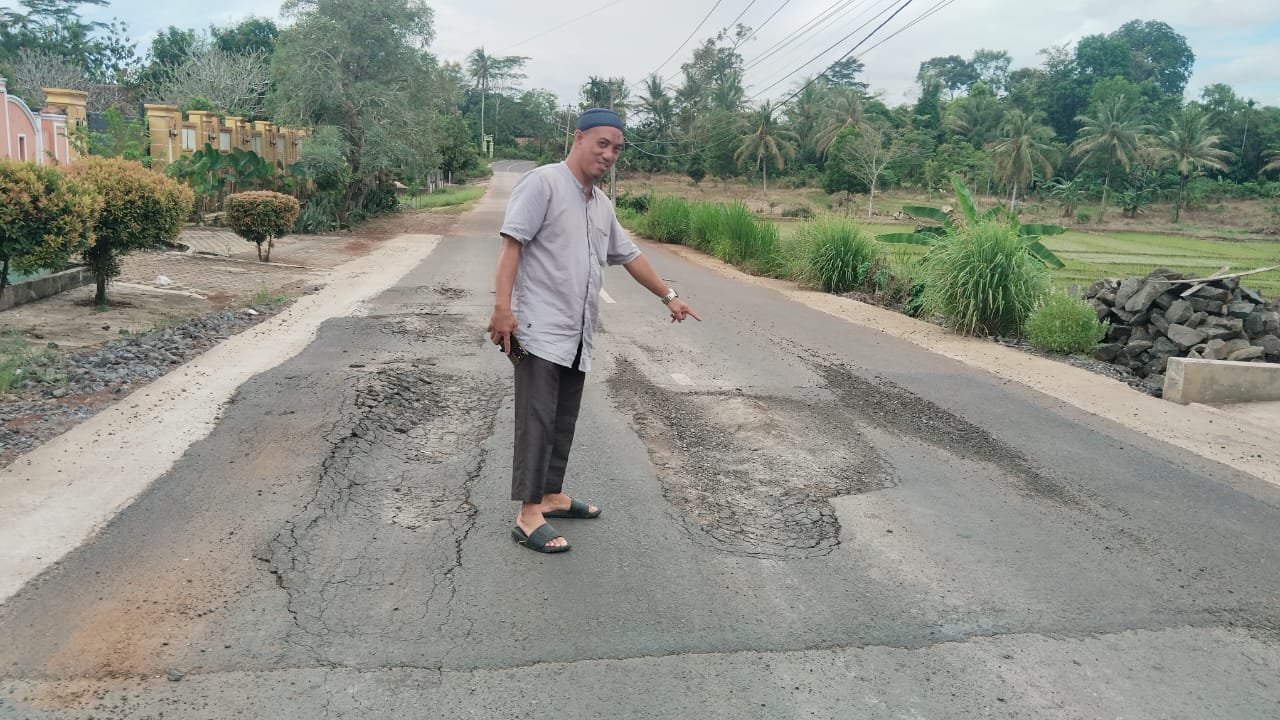 Baru Diperbaiki, Jalan Sukadana–Bumi Nabung Kembali Rusak! Warga Ngadu ke Medsos
