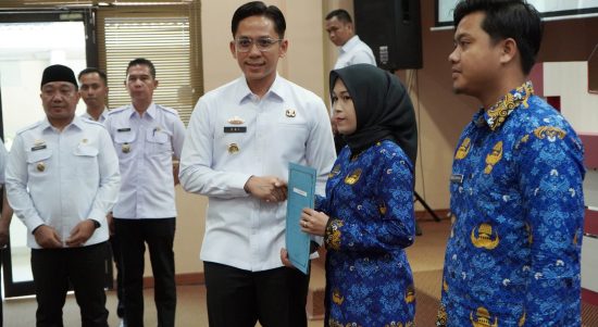 Bupati Lamsel Serahkan SK Pengangkatan CPNS dan PPPK Formasi Tahun 2024