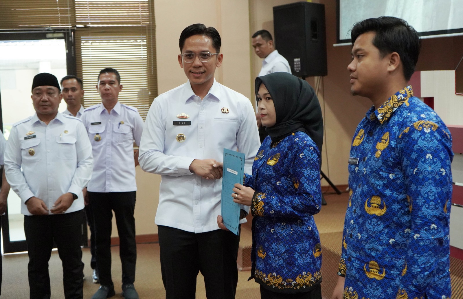 Bupati Lamsel Serahkan SK Pengangkatan CPNS dan PPPK Formasi Tahun 2024