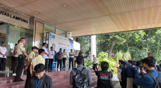 Ratusan Mahasiswa Unila Kepung Rektorat Tuntut Keadilan untuk Pratama
