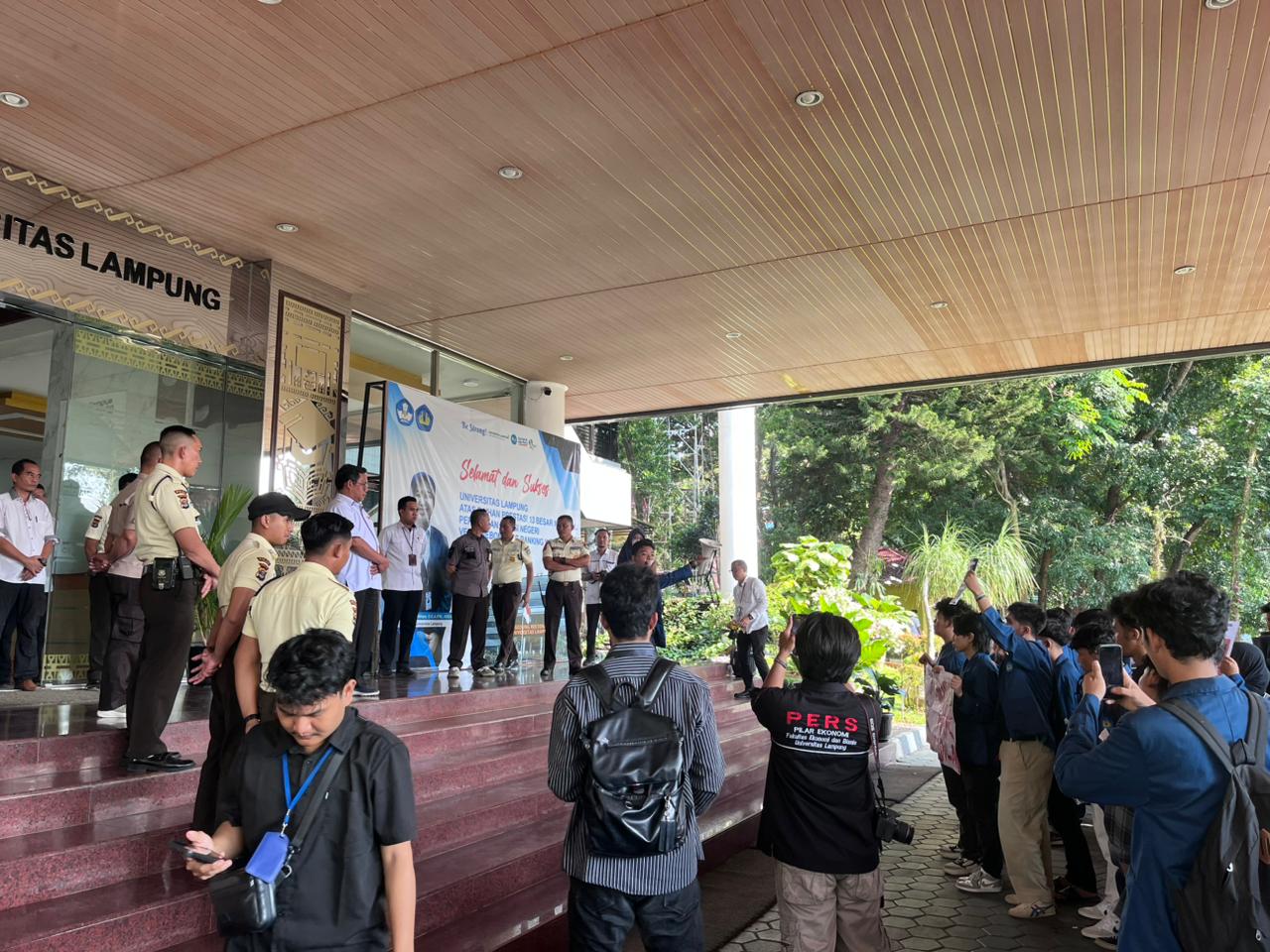 Ratusan Mahasiswa Unila Kepung Rektorat Tuntut Keadilan untuk Pratama