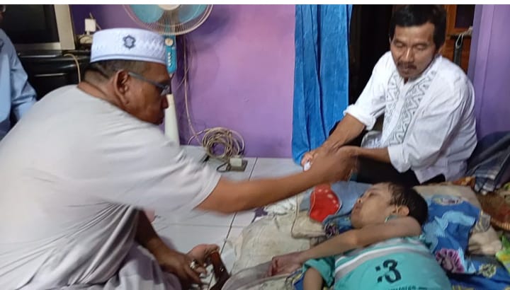 Penyerahan bantuan untuk Hanafi dari Ponpes Riyadhus Sholihin Hanafi, Bocah 12 Tahun di Lampung Selatan Lumpuh Total Sejak Balita: Ayahnya Berjuang Seorang Diri