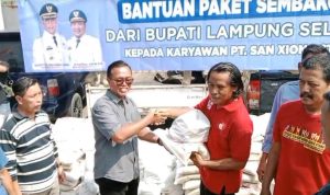 Gaji Tak Dibayar 3 Bulan, Ratusan Buruh PT San Xiong Steel Dapat Bantuan Sembako dari Bupati Lamsel