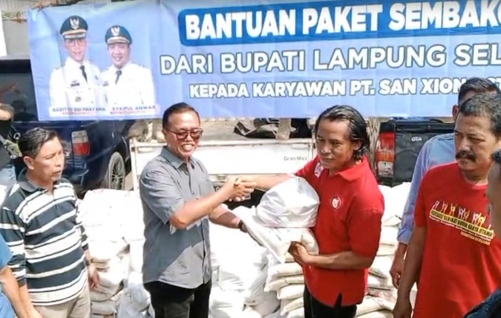 Gaji Tak Dibayar 3 Bulan, Ratusan Buruh PT San Xiong Steel Dapat Bantuan Sembako dari Bupati Lamsel