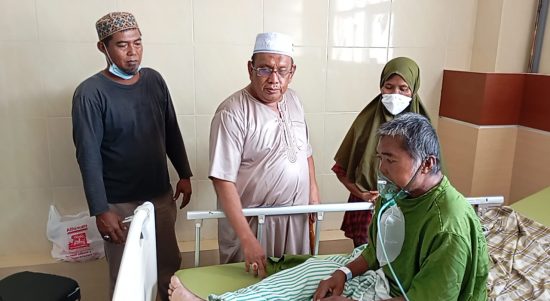 Dari Yatim untuk Sesama: Ponpes Riyadhus Sholihin Bantu Warga Sakit Komplikasi di Fajar Baru