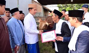 Bupati Lampung Selatan Radityo Egi menyerahkan sapi kurban dari Presiden Prabowo Subianto ke pengurus masjid Ar Rohman, Fajar Baru, Lampung Selatan. | ist