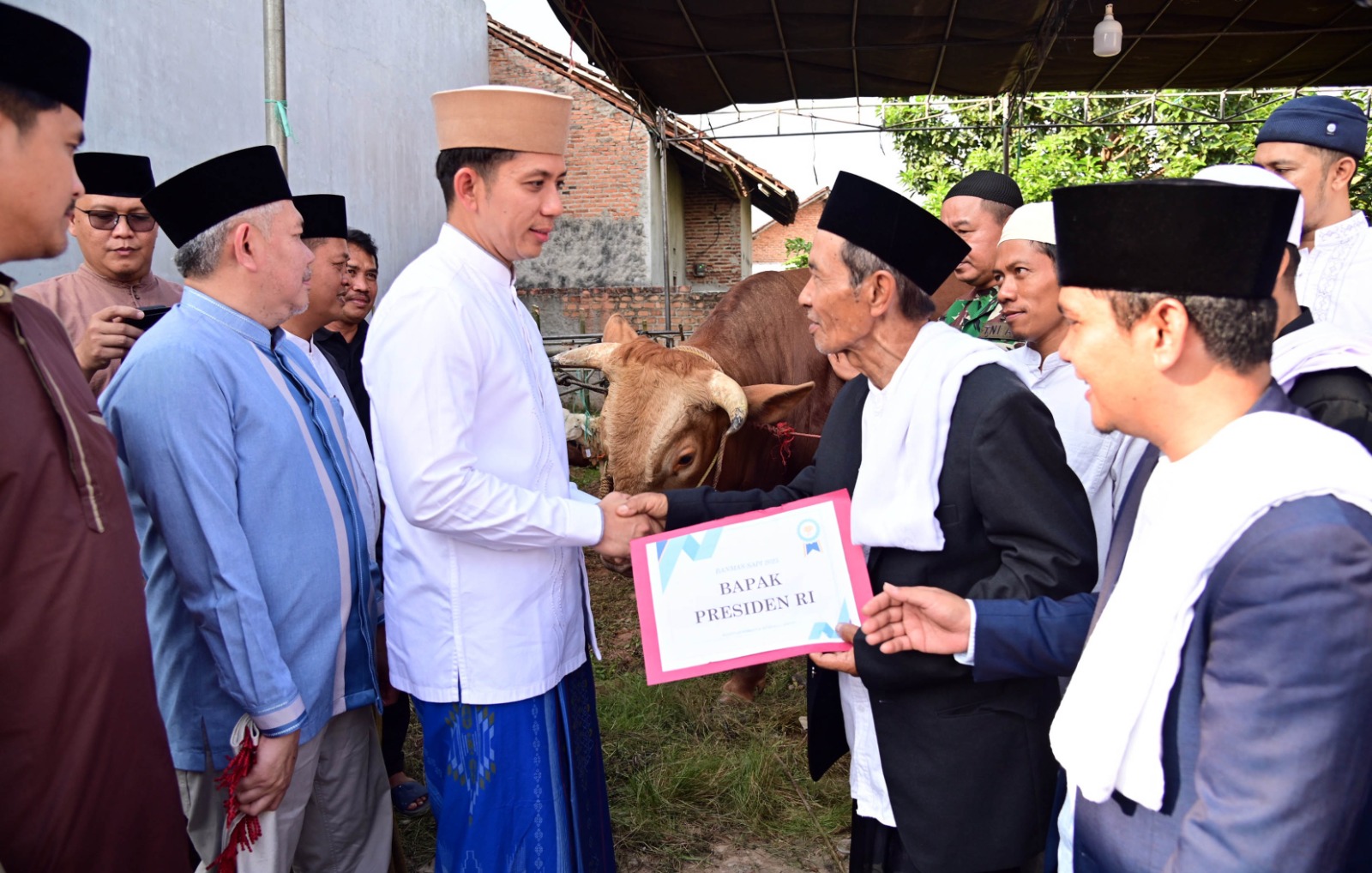 Bupati Lampung Selatan Radityo Egi menyerahkan sapi kurban dari Presiden Prabowo Subianto ke pengurus masjid Ar Rohman, Fajar Baru, Lampung Selatan. | ist