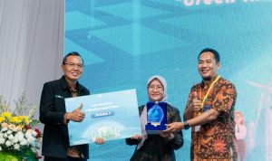 Direktur Operasi Pembangkit Gas PLN Nusantara Power Komang Paramita (kiri) didampingi Kepala Satuan Technology Development and Asset Management PLN Nusantara Power, Hery Artady (kanan) menyerahkan penghargaan bagi Juara 1 Kategori Pembangkitan dari UP Paiton dalam pengumuman Seleksi Penghargaan Karya Inovasi (SPKI) PLN Nusantara Power 2025 pada Kamis (22/5) di Muara Karang. | ist