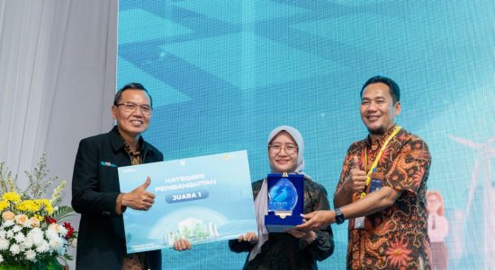 Direktur Operasi Pembangkit Gas PLN Nusantara Power Komang Paramita (kiri) didampingi Kepala Satuan Technology Development and Asset Management PLN Nusantara Power, Hery Artady (kanan) menyerahkan penghargaan bagi Juara 1 Kategori Pembangkitan dari UP Paiton dalam pengumuman Seleksi Penghargaan Karya Inovasi (SPKI) PLN Nusantara Power 2025 pada Kamis (22/5) di Muara Karang. | ist