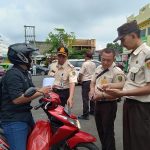 Petugas sedang memeriksa kelengkapan surat milik pengendara saat razia gabungan di Kemiling Bandar Lampung. | ist