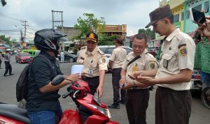 Petugas sedang memeriksa kelengkapan surat milik pengendara saat razia gabungan di Kemiling Bandar Lampung. | ist