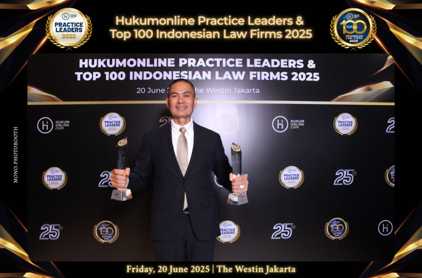 Pimpinan Kantor Hukum Sopian Sitepu & Partner, Dr. Sopian Sitepu, S.H., M.H., M.Kn, memegang tropi penghargaan yang didapat pada ajang Top 100 Indonesian Law Firms 2025 yang diselenggarakan oleh Hukumonline di The Westin Jakarta, Jumat malam, 20 Juni 2025. | ist