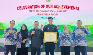 Bupati Lampung Selatan Radityo Egi Pratama memegang penghargaan dari Direktorat Jenderal Perhutanan Sosial Kementerian Kehutanan. | Dok. Diskominfo Lamsel