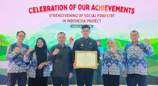 Bupati Lampung Selatan Radityo Egi Pratama memegang penghargaan dari Direktorat Jenderal Perhutanan Sosial Kementerian Kehutanan. | Dok. Diskominfo Lamsel