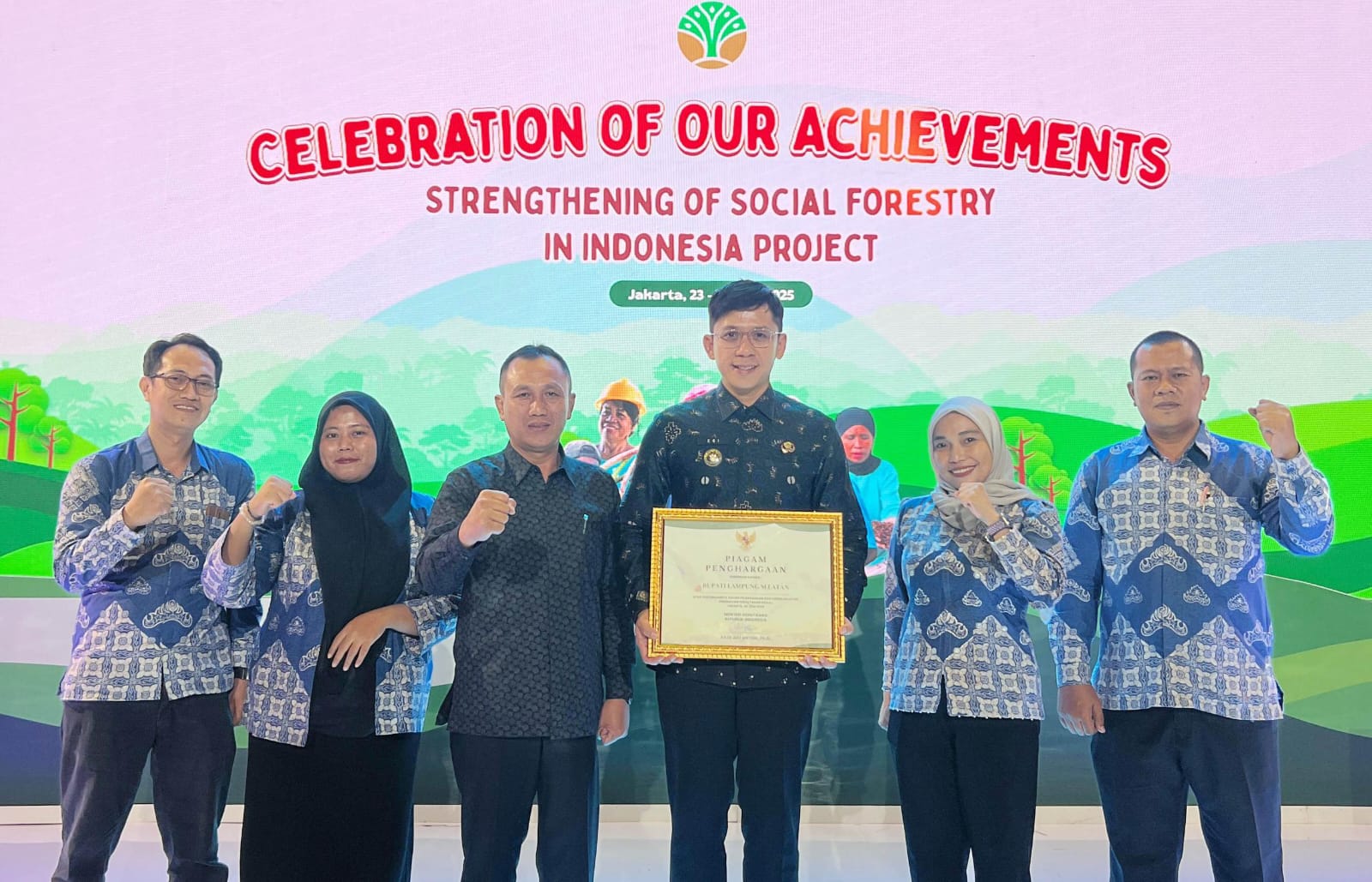 Bupati Lampung Selatan Radityo Egi Pratama memegang penghargaan dari Direktorat Jenderal Perhutanan Sosial Kementerian Kehutanan. | Dok. Diskominfo Lamsel