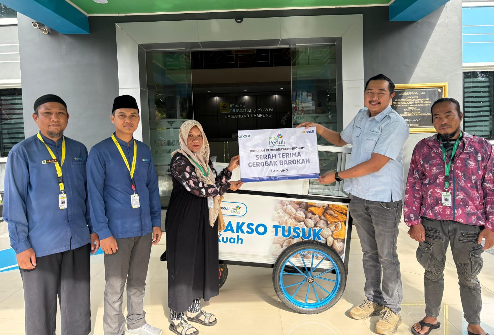 PLN NP UP Bandar Lampung dan DT Peduli Lampung Salurkan Bantuan Gerobak untuk Korban Banjir PLN NP UP Bandar Lampung dan DT Peduli Lampung Salurkan Bantuan Gerobak untuk Korban Banjir
