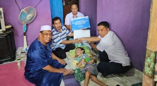 Bocah Lumpuh di Lamsel Dapat Bantuan Rp20 Juta dari Pelindo, Riyadhus Sholihin Ajak BUMN Lain Peduli Sesama