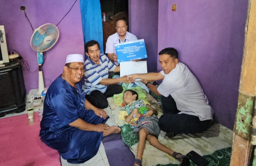 Bocah Lumpuh di Lamsel Dapat Bantuan Rp20 Juta dari Pelindo, Riyadhus Sholihin Ajak BUMN Lain Peduli Sesama