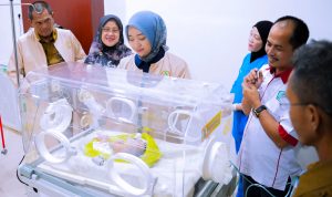 Wakil Gubernur Lampung Jihan Nurlela menjenguk bayi yang ditemukan di teras warung warga Seputih Banyak dan diberi nama Hana. | ist