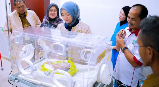 Wakil Gubernur Lampung Jihan Nurlela menjenguk bayi yang ditemukan di teras warung warga Seputih Banyak dan diberi nama Hana. | ist