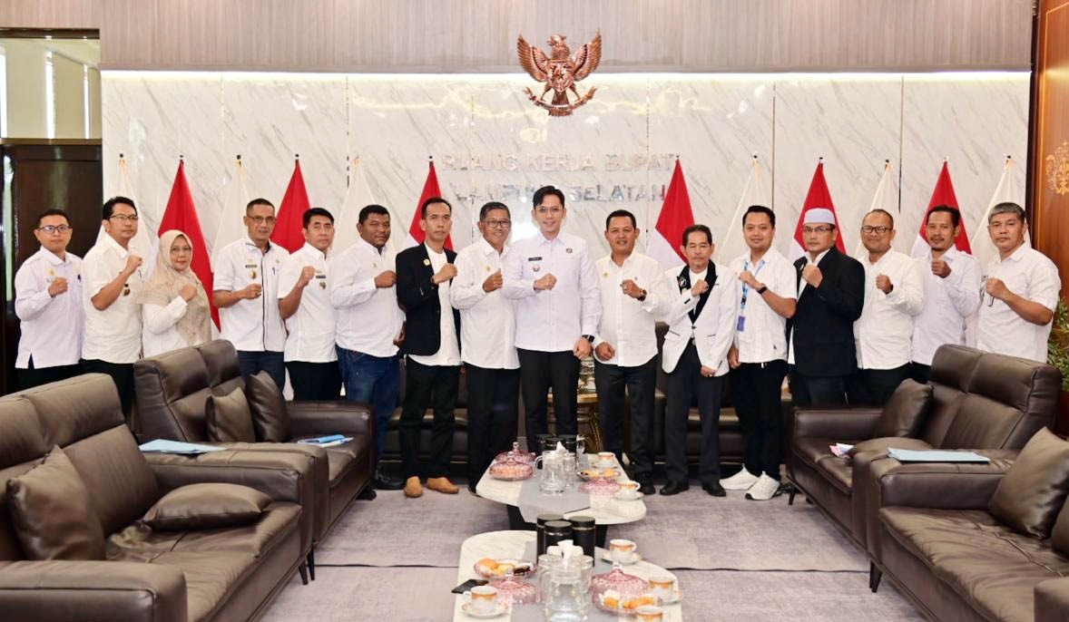 Bupati Lampung Selatan Radityo Egi Pratama, saat menerima audiensi pengurus Dekopin di ruang Kerja Bupati, Rabu, 2 Juli 2025. | ist
