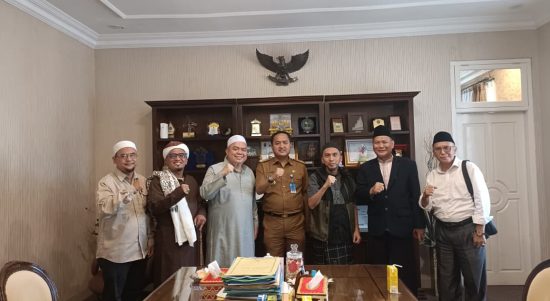 Kadisdik Lampung Thomas Amirico menerima kunjungan enam tokoh agama dan masyarakat Lampung di ruang kerjanya guna membahas maraknya perilaku LGBT, pada Selasa, 8 Juli 2025. | Ist