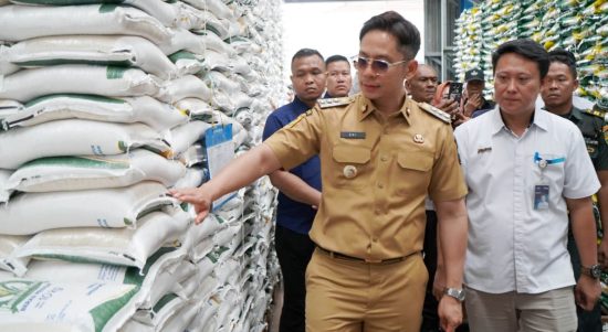 Bupati Lampung Selatan Radityo Egi Pratama meninjau beras yang akan dibagikan kepada 106 ribu warga. | Dok. Diskominfo Lamsel