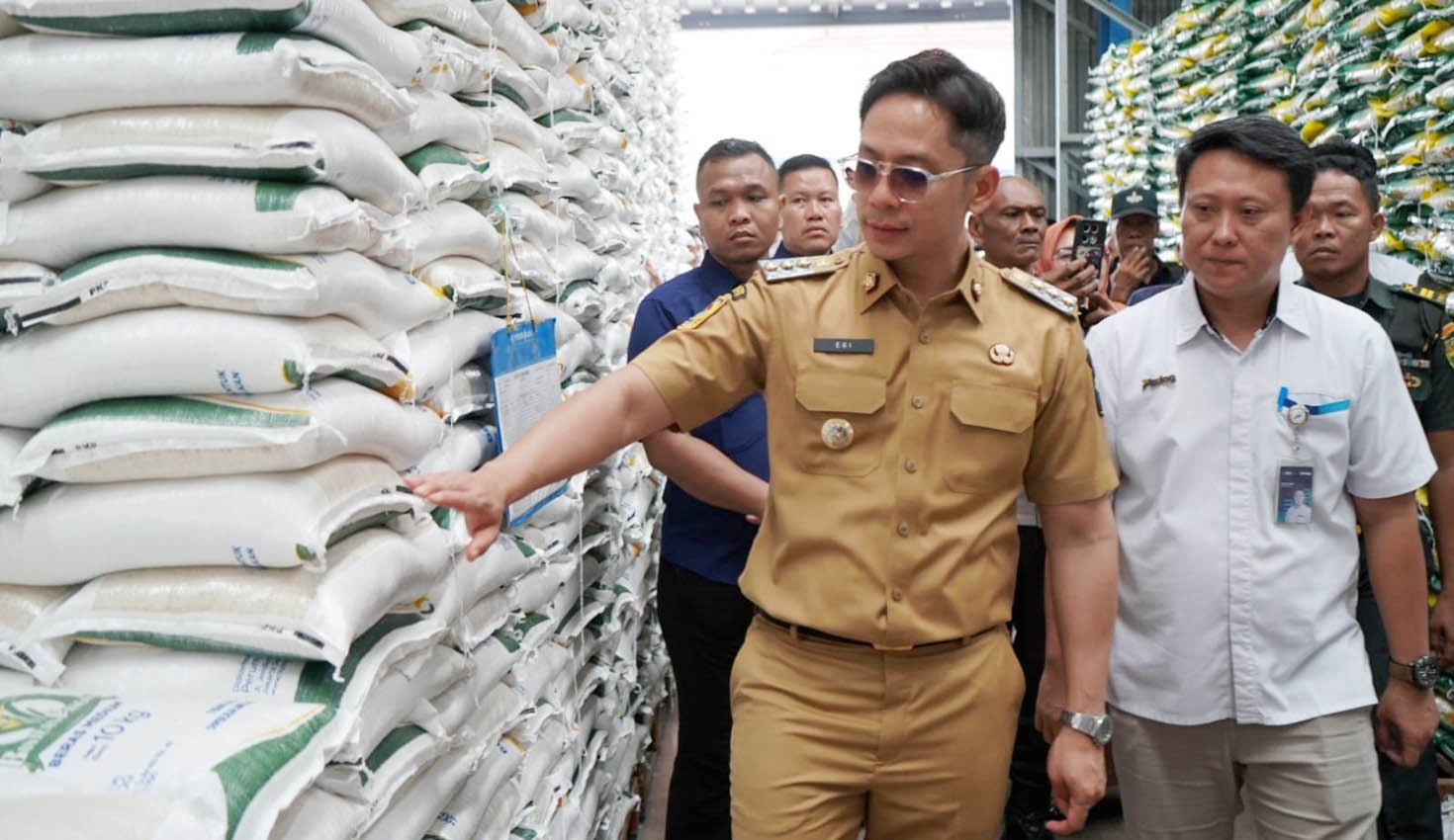 Bupati Lampung Selatan Radityo Egi Pratama meninjau beras yang akan dibagikan kepada 106 ribu warga. | Dok. Diskominfo Lamsel