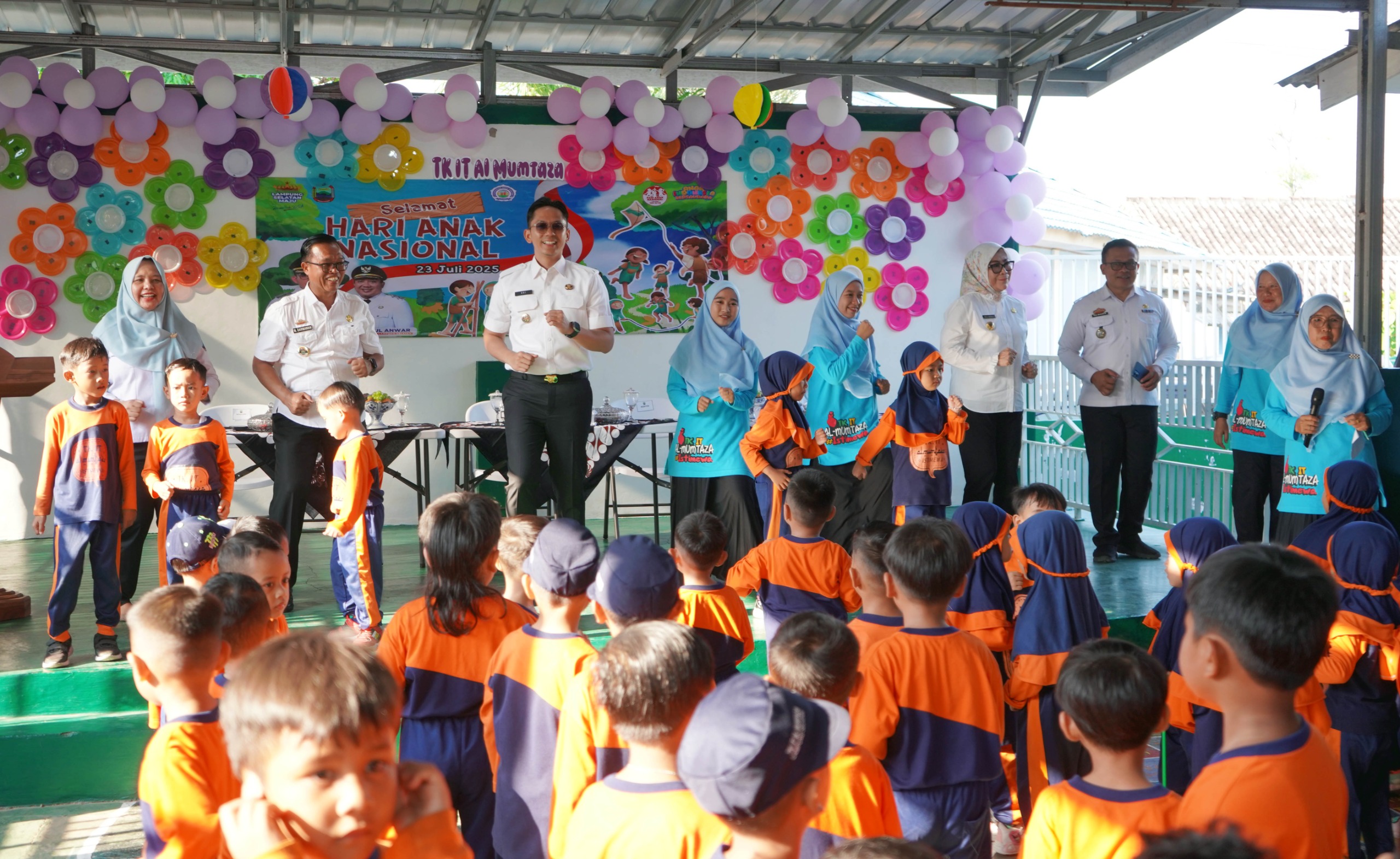 Pagi Ceria Bersama Bupati Egi: Tawa dan Harapan Anak TK IT Al Mumtaza di Hari Anak Nasional Pagi Ceria Bersama Bupati Egi: Tawa dan Harapan Anak TK IT Al Mumtaza di Hari Anak Nasional