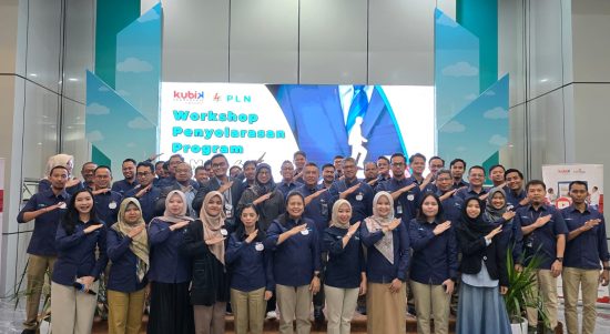 General Manager PLN UID Lampung (tengah), Rizky Mochamad dan jajaran Senior Manager berfoto bersama pesertw Workshop penyelarasan Program X Man 4 Expert di Aula PLN UID Lampung