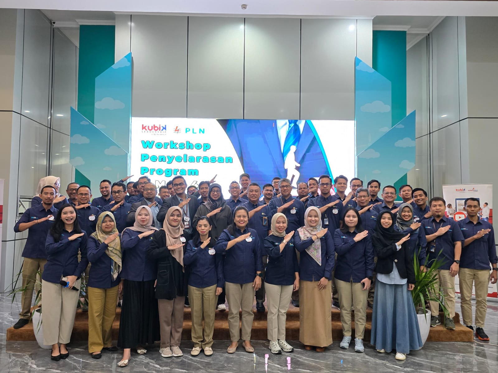 PLN UID Lampung General Manager PLN UID Lampung (tengah), Rizky Mochamad dan jajaran Senior Manager berfoto bersama pesertw Workshop penyelarasan Program X Man 4 Expert di Aula PLN UID Lampung