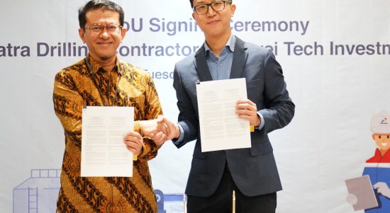 Direktur Utama PDC Faried Iskandar Dozyn dan Head of Digital Power Business Unit Huawei, Mr. Jin Song berfoto usai menandatangani MOU terkait teknologi PV Microgrid. | ist