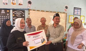 Dwita Ria menyalurkan Bantuan Program Indonesia Pintar (PIP) kepada 61 siswa di SD Muhammadiyah Kalirejo, Kabupaten Lampung Tengah