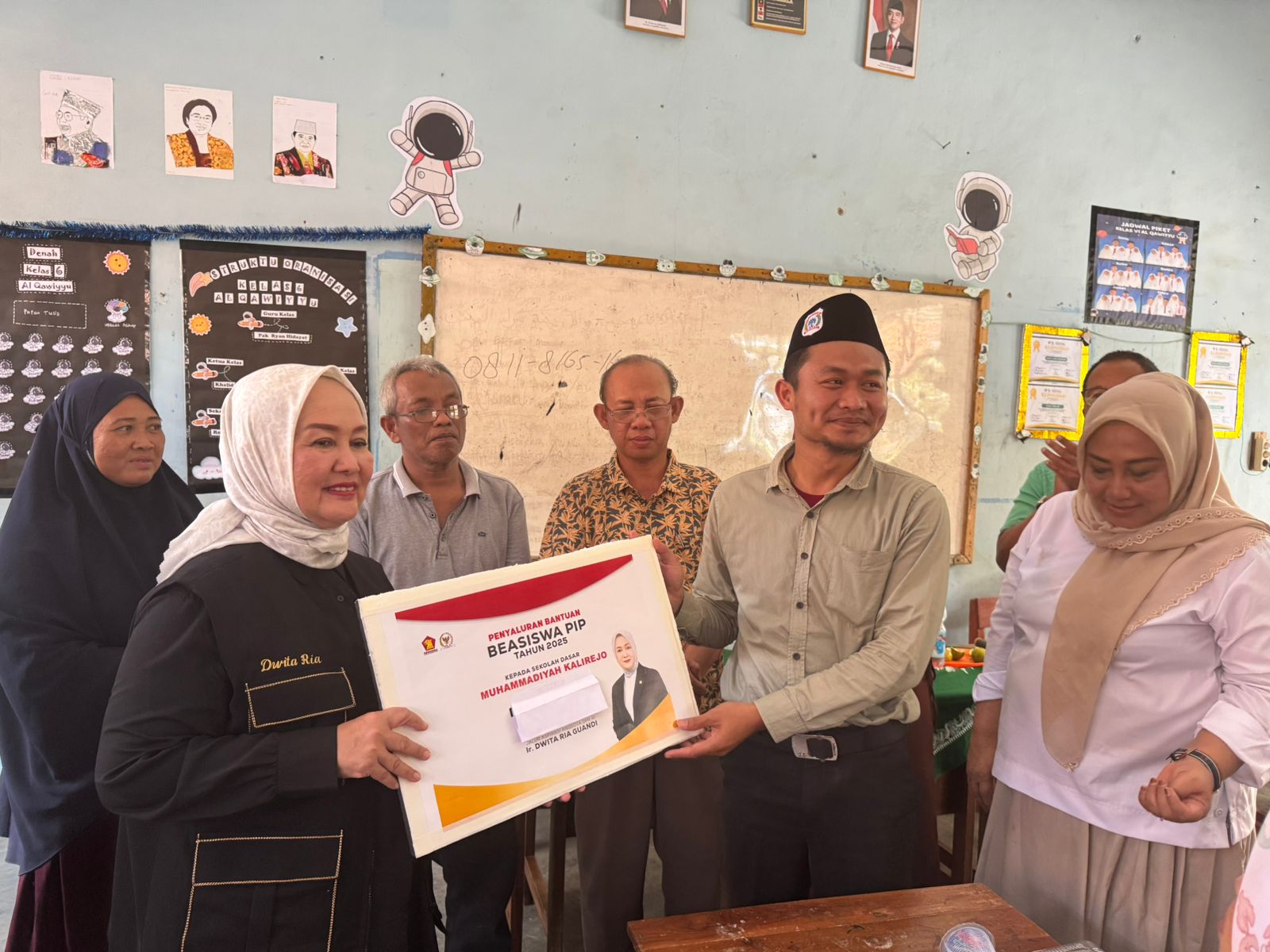 Dwita Ria menyalurkan Bantuan Program Indonesia Pintar (PIP) kepada 61 siswa di SD Muhammadiyah Kalirejo, Kabupaten Lampung Tengah