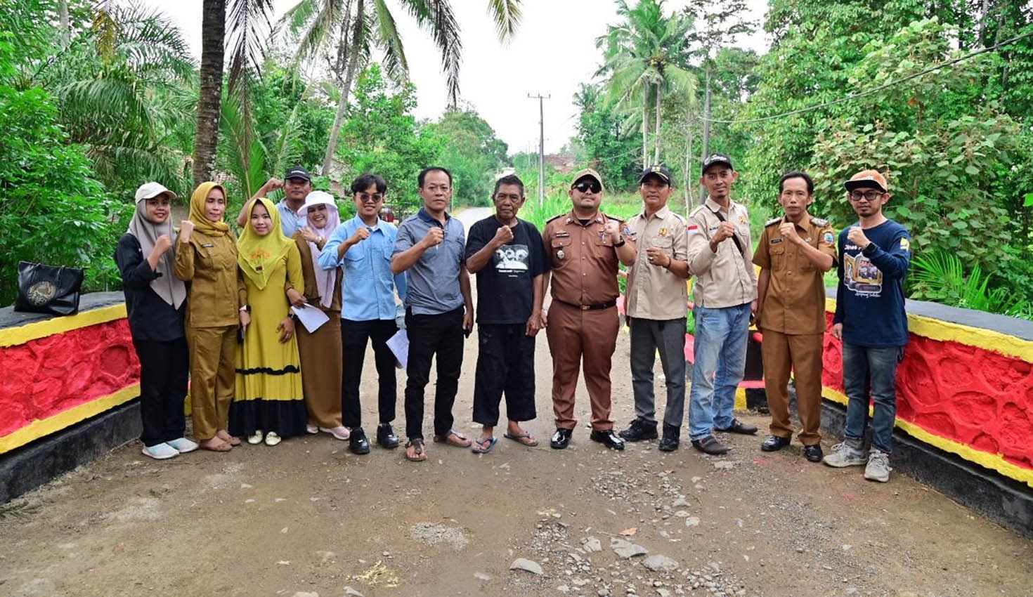 IMG-20250805-WA0020 Aksi Zainudin Cat Jembatan Rusak Direspons Pemkab Lamsel: Bukan Protes, Perbaikan Sudah Diagendakan Tahun Ini