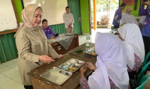 Dwita Ria Gunadi meninjau langsung program Makan Bergizi Gratis (MBG) di sekolah Lampung Timur. | ist