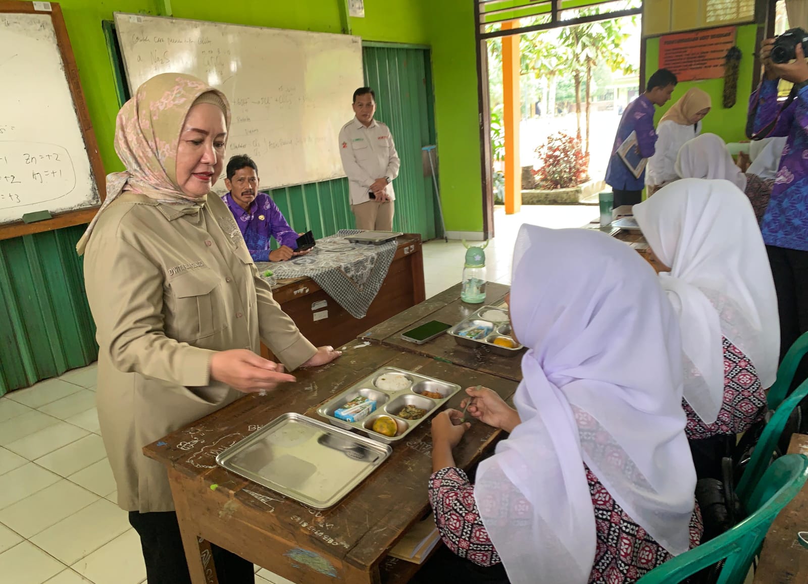 Dwita Ria Gunadi meninjau langsung program Makan Bergizi Gratis (MBG) di sekolah Lampung Timur. | ist