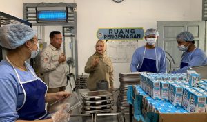 Anggota DPR RI Dwita Ria Gunadi mengecek proses pengemasan makanan program Makan Bergizi Gratis di SPPG Desa Banarjoyo Lampung Timur. | ist