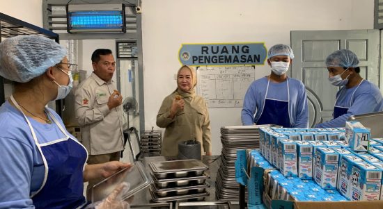 Anggota DPR RI Dwita Ria Gunadi mengecek proses pengemasan makanan program Makan Bergizi Gratis di SPPG Desa Banarjoyo Lampung Timur. | ist