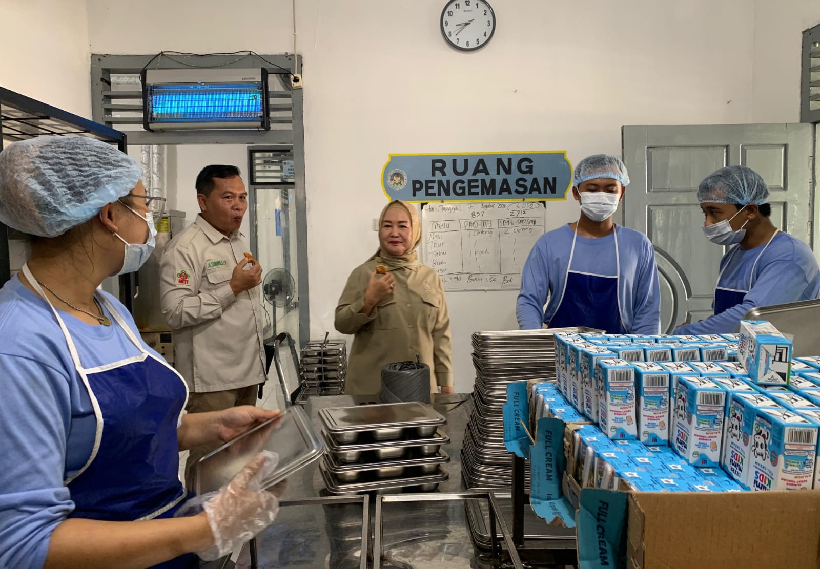 Anggota DPR RI Dwita Ria Gunadi mengecek proses pengemasan makanan program Makan Bergizi Gratis di SPPG Desa Banarjoyo Lampung Timur. | ist Anggota DPR RI Dwita Ria Gunadi mengecek proses pengemasan makanan program Makan Bergizi Gratis di SPPG Desa Banarjoyo Lampung Timur. | ist
