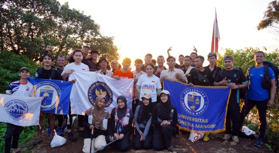 Eksplorasi Gunung Rajabasa, Zita Anjani Gaungkan Wisata Lampung Selatan dari Ketinggian 1.281 MDPL