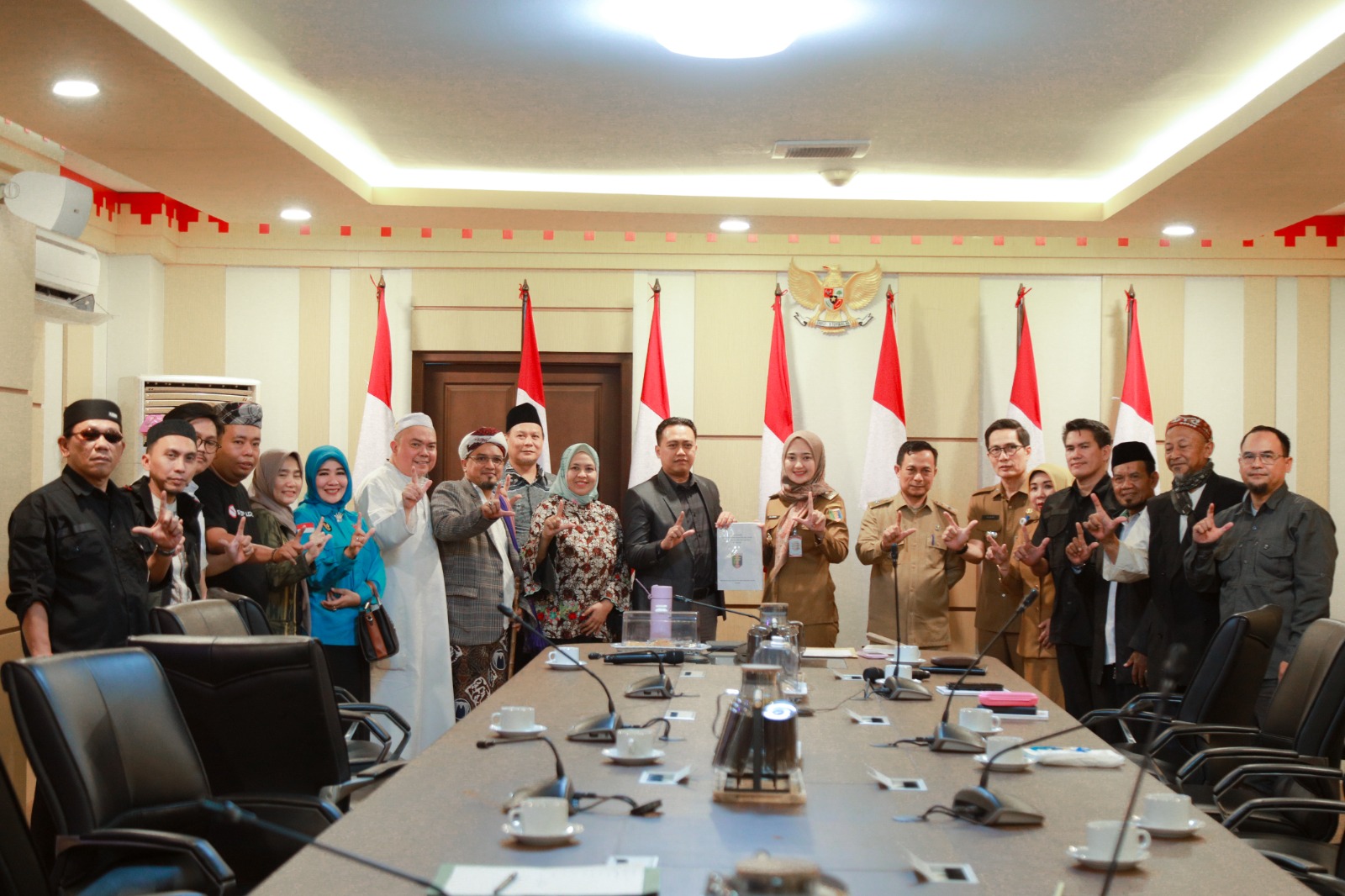 Penyerahan naskah akademik Rancangan Peraturan Daerah (Ranperda) Pencegahan dan Penanggulangan LGBT kepada Pemprov Lampung