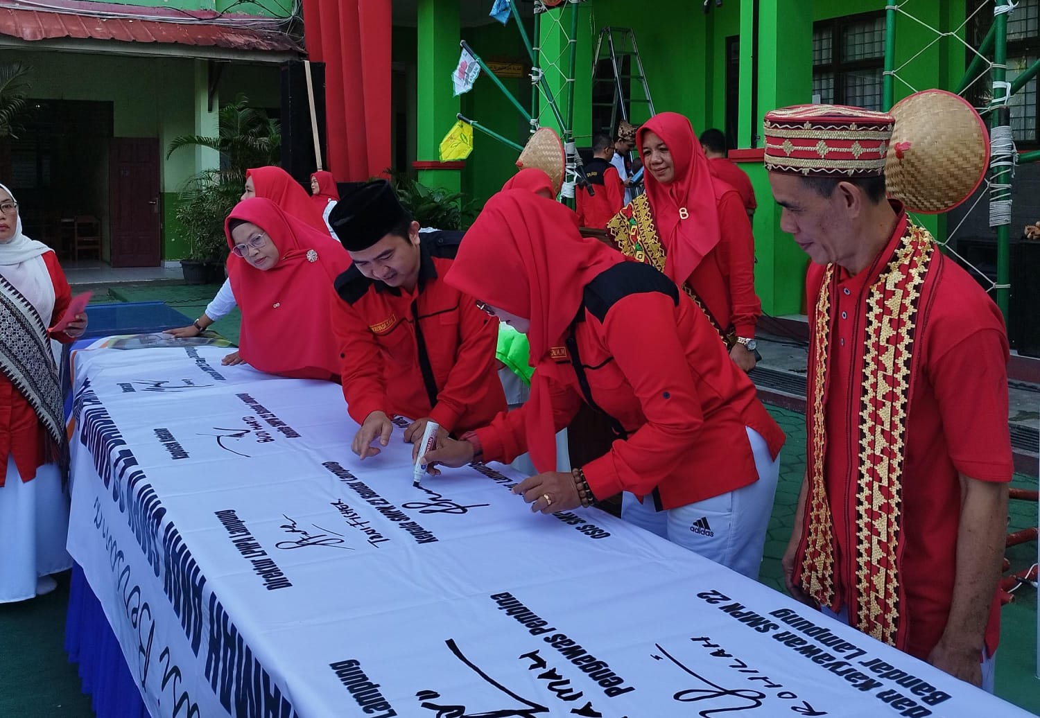 Penandatanganan deklarasi bersama Sekolah Ramah Anak oleh dewan guru SMPN 22 Bandar Lampung. | ist