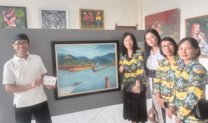 Eko Martoyo, ketua panitia pameran dan bazar lukisan "Freedom of Art" (paling kiri) bersama sejumlah pengunjung