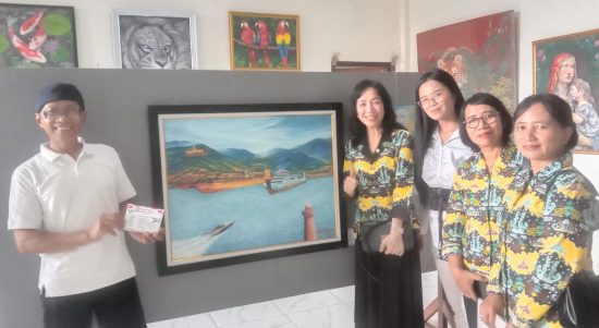 Eko Martoyo, ketua panitia pameran dan bazar lukisan "Freedom of Art" (paling kiri) bersama sejumlah pengunjung