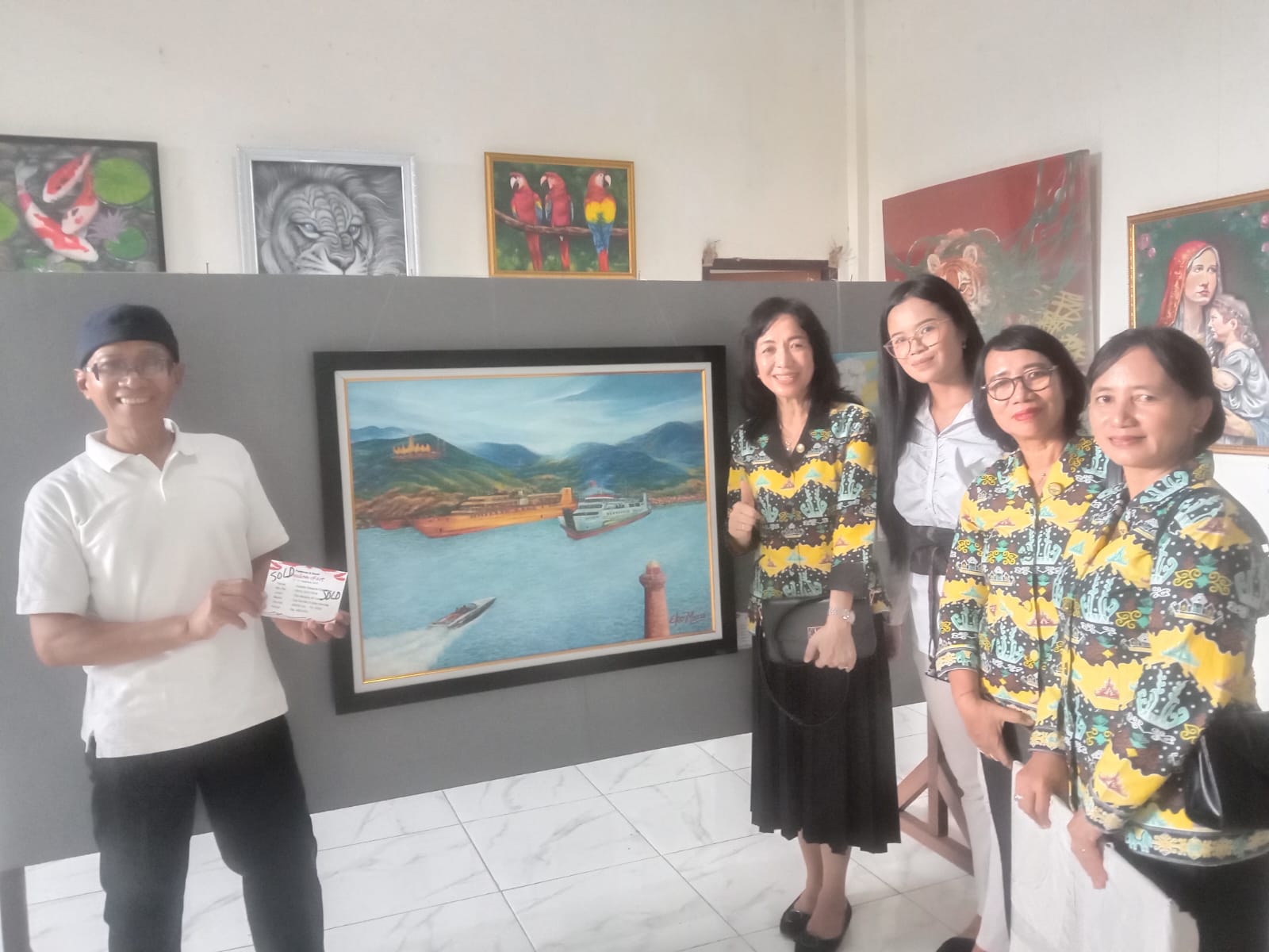 Eko Martoyo, ketua panitia pameran dan bazar lukisan "Freedom of Art" (paling kiri) bersama sejumlah pengunjung