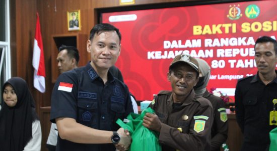 Kejari Bandar Lampung menggelar Bakti Sosial dan Anjangsana di HUT Kejaksaan ke-80. | ist