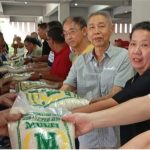 Penyerahan beras bantuan dari Klenteng Cit Seng Bio kepada masyarakat sekitar. | VoxLampung